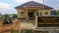 Faktor geografis maupun infrastruktur yang belum memadai menjadikan akses masyarakat Wawonii terhadap informasi yang benar masih terbatas. Masyarakat lebih sering mengandalkan informasi dari media sosial, grup WhatsApp, atau mulut ke mulut, yang rentan terhadap hoaks. Kondisi ini pun menjadi pekerjaan rumah bagi pihak kepolisian di Wawonii, terutama bhabinkamtibmas yang memang bertugas membina masyarakat dan menjaga kondisi kondusif di desa. 