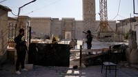 Tampak pejuang Suriah berjaga di depan Masjid Umayyah di Aleppo.