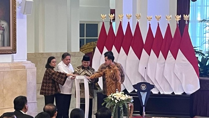Presiden Prabowo Subianto menyerahkan Daftar Isian Pelaksanaan Anggaran (DIPA) dan Daftar Alokasi Transfer ke Daerah (TKD) tahun anggaran 2025. Proses penyerahan DIPA dan TKD dilakukan secara digital.