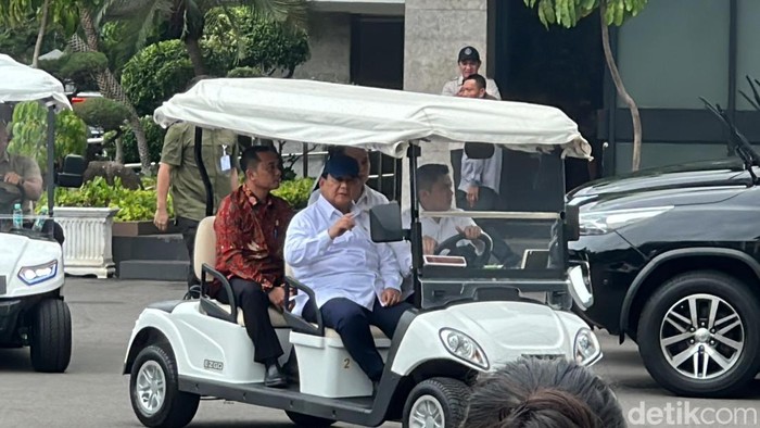 Presiden Prabowo Subianto keliling Istana naik buggy car. (Eva Safitri/detikcom).