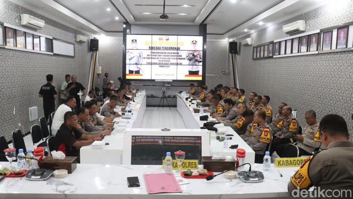 rapat koordinasi antara pihak polisi dan pengurus pencak silat Kera sakti di Mapolres Bojonegoro