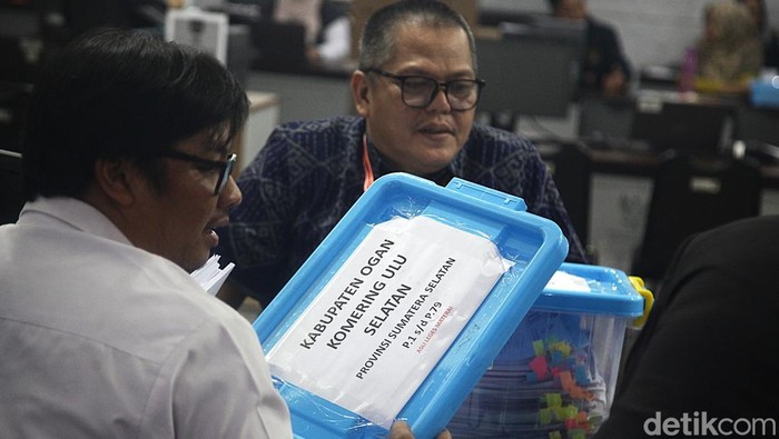 Para petugas Mahkamah Konstitusi (MK) memeriksa berkas para pemohon pendaftaran gugatan hasil Pilkada 2024 di Gedung MK, Jakarta, Selasa (10/12/2024).