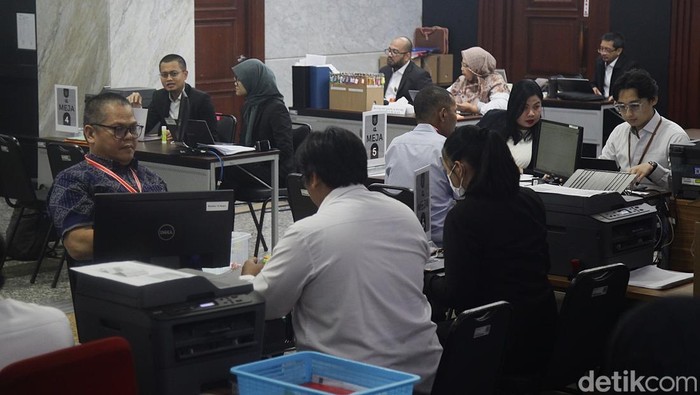 Ratusan Sengketa Pilkada Didaftarkan ke MK Para petugas Mahkamah Konstitusi (MK) memeriksa berkas para pemohon pendaftaran gugatan hasil Pilkada 2024 di Gedung MK, Jakarta, Selasa (10/12/2024).