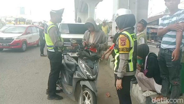 Razia di depan Mapolrestabes Palembang, Selasa (10/12/2024) pagi.