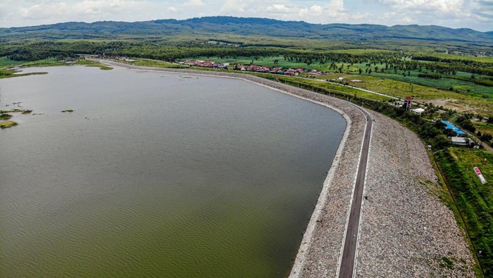 Foto udara suasana Bendungan Semantok di Rejoso, Nganjuk, Jawa Timur, Selasa (10/12/2024). Kementerian PU melalui Balai Besar Wilayah Sungai (BBWS) Brantas akan membangun saluran irigasi Semantok Kiri pada tahun 2025 dengan anggaran mencapai Rp67 miliar guna meningkatkan produktivitas pertanian dan mendukung Jawa Timur sebagai lumbung pangan nasional. ANTARA FOTO/Muhammad Mada/Spt.