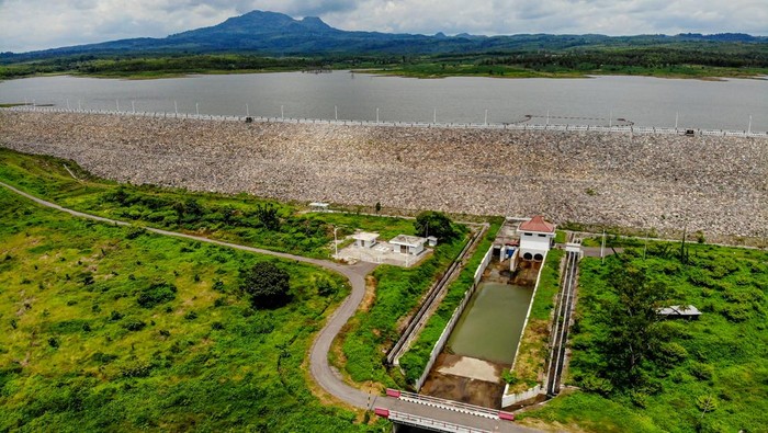 Foto udara suasana Bendungan Semantok di Rejoso, Nganjuk, Jawa Timur, Selasa (10/12/2024). Kementerian PU melalui Balai Besar Wilayah Sungai (BBWS) Brantas akan membangun saluran irigasi Semantok Kiri pada tahun 2025 dengan anggaran mencapai Rp67 miliar guna meningkatkan produktivitas pertanian dan mendukung Jawa Timur sebagai lumbung pangan nasional. ANTARA FOTO/Muhammad Mada/Spt.