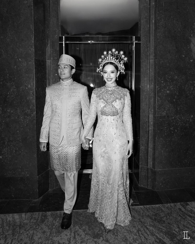 Kemewahan gaun kebaya berpadu apik dengan headpiece megah karya maestro aksesosori, Rinaldy Yunardi. Penampilan Athina makin lengkap dengan sepasang anting berlian berbentuk teardrop. Foto: Instagram/@leonardiwedding @itsfrankywu
