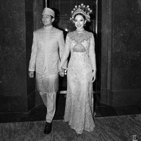 Kemewahan gaun kebaya berpadu apik dengan headpiece megah karya maestro aksesosori, Rinaldy Yunardi. Penampilan Athina makin lengkap dengan sepasang anting berlian berbentuk teardrop. Foto: Instagram/@leonardiwedding @itsfrankywu