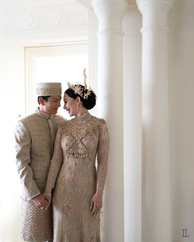 Setelah akad nikah, pernikahan Rio dan Athina berlanjut ke pesta resepsi bertema nuansa emas. Elegan, mewah dan regal terpancar dari busana serta dekorasi pernikahan. Foto: Instagram/@leonardiwedding @itsfrankywu