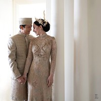 Setelah akad nikah, pernikahan Rio dan Athina berlanjut ke pesta resepsi bertema nuansa emas. Elegan, mewah dan regal terpancar dari busana serta dekorasi pernikahan. Foto: Instagram/@leonardiwedding @itsfrankywu