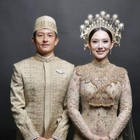 Istri Rio Haryanto, Athina, tampil anggun dan cantik berbalut gaun bersiluet kebaya warna emas rancangan Biyan Wanaatmadja.  Foto: Instagram/@leonardiwedding @itsfrankywu