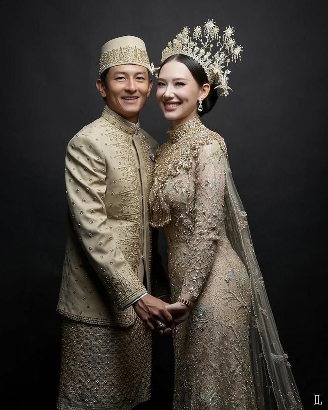 Blush on dengan warna peach/pink lembut diaplikasikan pada tulang pipi, memberikan efek rona wajah yang segar. Sementara itu bibir Athina dipulas lipstik nude dengan sedikit kilau glossy. Foto: Instagram/@leonardiwedding @itsfrankywu