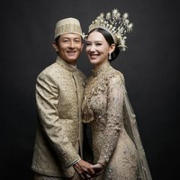 Blush on dengan warna peach/pink lembut diaplikasikan pada tulang pipi, memberikan efek rona wajah yang segar. Sementara itu bibir Athina dipulas lipstik nude dengan sedikit kilau glossy. Foto: Instagram/@leonardiwedding @itsfrankywu