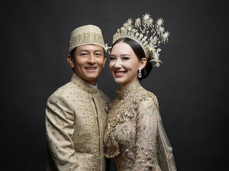 8 Potret Resepsi Pernikahan Rio Haryanto-Athina Nuansa Emas nan Glamor