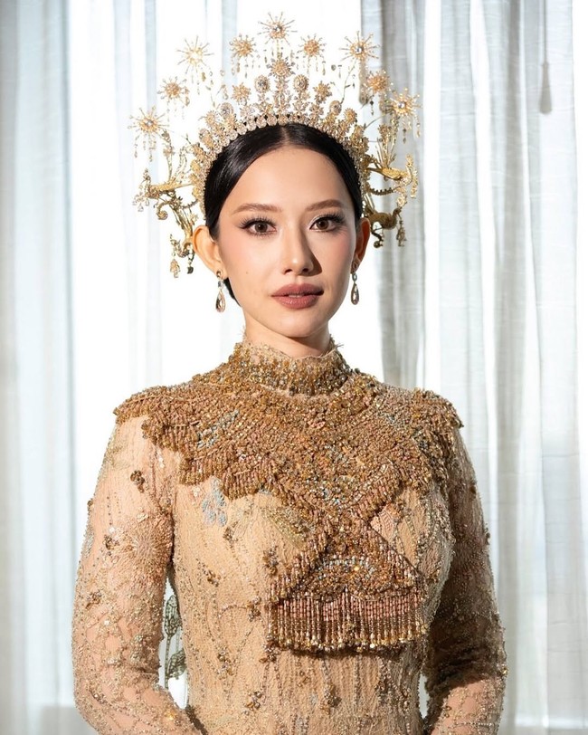 Riasan wajah soft glam karya makeup artist Franky Wu membuat wajah Athina tampak berbeda, namun tetap menonjolkan karakternya yang anggun dan feminin. Kulit terlihat sangat halus dengan hasil akhir dewy namun tetap matte pada area tertentu, memberikan kesan elegan dan bercahaya. Foto: Instagram/@leonardiwedding @itsfrankywu