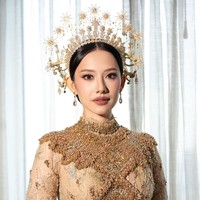 Riasan wajah soft glam karya makeup artist Franky Wu membuat wajah Athina tampak berbeda, namun tetap menonjolkan karakternya yang anggun dan feminin. Kulit terlihat sangat halus dengan hasil akhir dewy namun tetap matte pada area tertentu, memberikan kesan elegan dan bercahaya. Foto: Instagram/@leonardiwedding @itsfrankywu