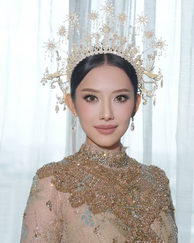 Riasan mata menjadi fokus utama dengan eyeshadow berwarna netral, disapukan dengan teknik smokey dan diberi sentuhan shimmer yang memberi kesan mewah.  Foto: Instagram/@leonardiwedding @itsfrankywu
