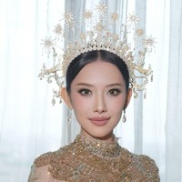 Riasan mata menjadi fokus utama dengan eyeshadow berwarna netral, disapukan dengan teknik smokey dan diberi sentuhan shimmer yang memberi kesan mewah.  Foto: Instagram/@leonardiwedding @itsfrankywu