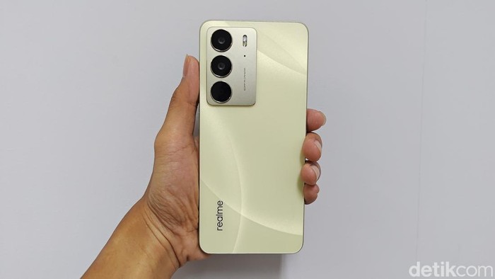 Berikut review Realme C75 yang punya harga murah tapi kualitas tidak murahan. HP ini tahan air, tahan banting, dan tahan lama.