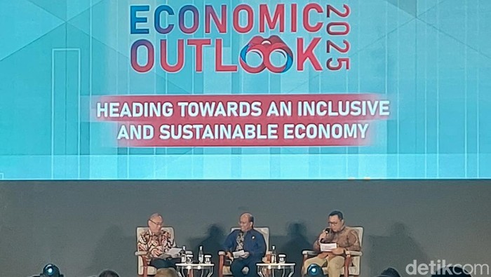 PT PLN (Persero) mengungkap untuk membangun infrastruktur transisi energi di Indonesia membutuhkan dana mencapai hampir Rp 4.000 triliun. Hal ini disampaikan dalam acara Economic Outlook 2025 di Hotel Raffles, Jakarta Selatan, Selasa (10/12/2024).