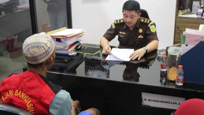 Kejaksaan Negeri Kabupaten Banyuasin menetapkan mantan Kades Muara Baru, Romansyah sebagai tersangka kasus dugaan korupsi dana desa tahun anggaran 2021. Usai ditetapkan tersangka, Romansyah langsung ditahan.