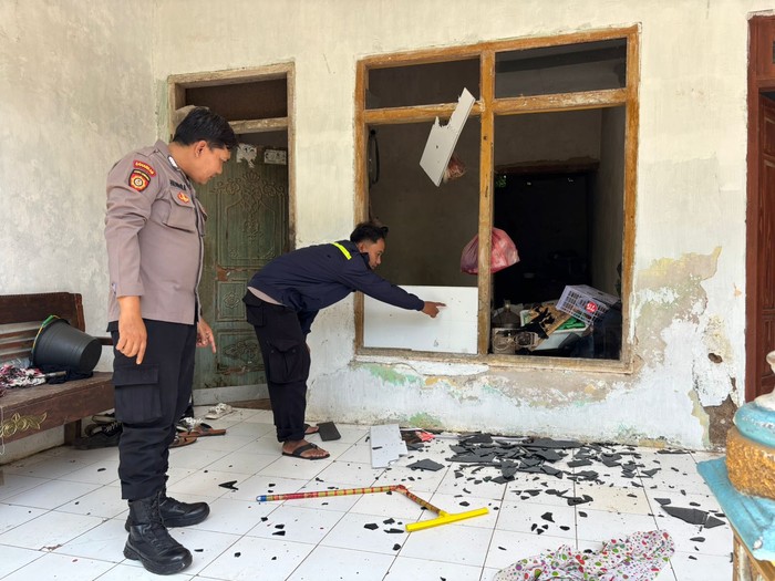 Rumah di Burneh Bangkalan jadi sasaran pelemparan batu dan tinja