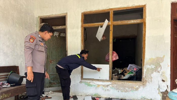 Rumah di Burneh Bangkalan jadi sasaran pelemparan batu dan tinja