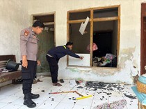 Kesal dengan Istri, Suami di Bangkalan Lempari Rumah Sendiri dengan Batu-Tinja
