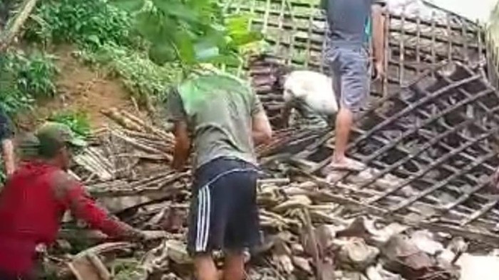 Rumah di Trenggalek tertimpa longsor