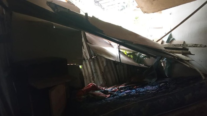 Rumah warga di Kecamatan Biringkanaya, Makassar, terkena longsoran tanah pondasi.