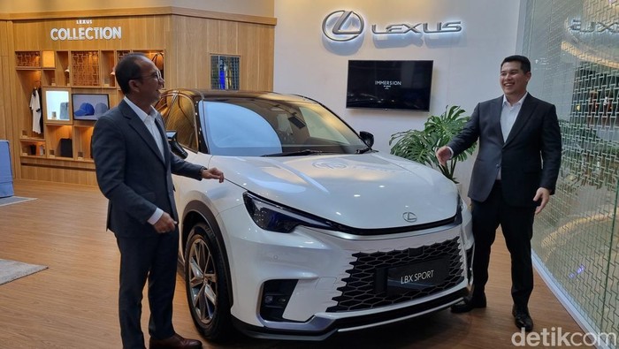 Salah satu mobil mewah hybrid unggulan Lexus Indonesia yang dipamerkan di Surabaya.
