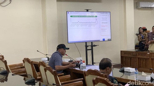 Salah seorang driver ojol, Gusti Sumardayasa saat menyampaikan aspirasinya di kantor DPRD Bali, Selasa (10/12/2024). (Rizki Setyo)