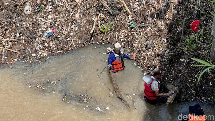 Sampah yang Rusak Tiang Jembatan Pagerluyung di Mojokerto Dibersihkan
