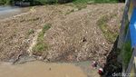Sampah yang Rusak Tiang Jembatan Pagerluyung di Mojokerto Dibersihkan
