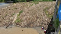 Banyaknya sangkrah yang tersangkut di konstruksi bawah Jembatan Pagerluyung cukup merusak.