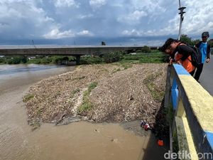 Sampah yang Rusak Tiang Jembatan Pagerluyung di Mojokerto Dibersihkan