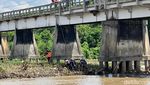 Sampah yang Rusak Tiang Jembatan Pagerluyung di Mojokerto Dibersihkan