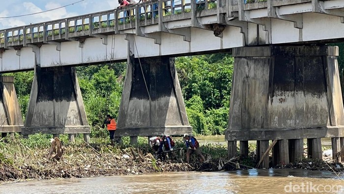 Sampah yang Rusak Tiang Jembatan Pagerluyung di Mojokerto Dibersihkan Sampah yang Rusak Tiang Jembatan Pagerluyung di Mojokerto Dibersihkan