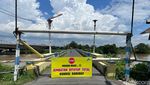 Sampah yang Rusak Tiang Jembatan Pagerluyung di Mojokerto Dibersihkan