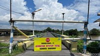 Jembatan Pagerluyung ditutup sementara akibat dua tiang penyangga rusak.