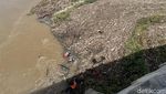 Sampah yang Rusak Tiang Jembatan Pagerluyung di Mojokerto Dibersihkan