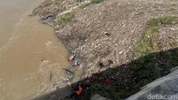 Sampah atau sangkrah menumpuk di bawah Jembatan Pagerluyung sisi utara. Sampah tanaman tersebut nampak sangat tebal.
