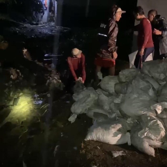 Sandbag menutup bozem Simohilir
