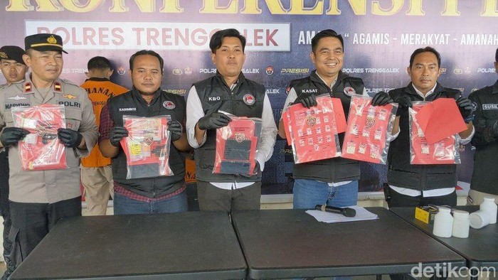 Satresnarkoba mengungkap kasus penyalahgunaan narkoba. Sebanyak 9 pengedar barang haram ini diringkus.