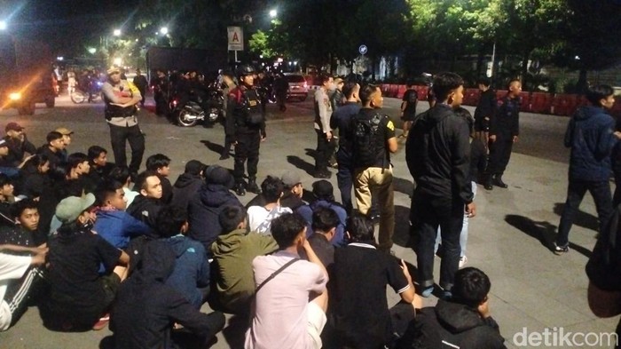 Sejumlah suporter Persib Bandung di Stadion Manahan Solo, Senin (9/12/2024) malam.