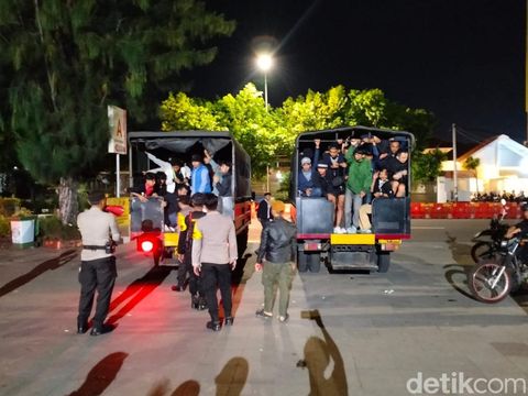 Sejumlah suporter Persib Bandung di Stadion Manahan Solo, Senin (9/12/2024) malam.