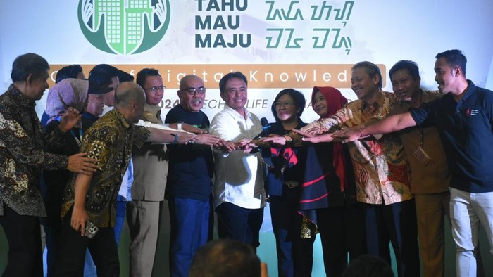 Sekda Jabar Herman Suryatman (tengah) saat mengikuti peluncuran Jatinangor sebagai City of Digital Knowledge.