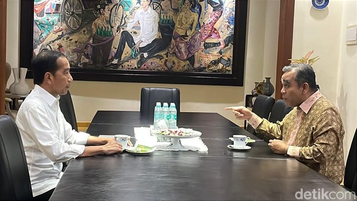 Sekjen Partai Gerindra Ahmad Muzani menemui Jokowi di Solo, Selasa (10/12/2024).