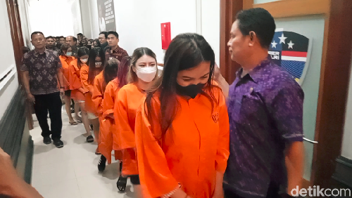 Selebgram perempuan di Bali yang promosikan judol saat digiring di Polda Bali, Selasa (10/12/2024). (Aryo Mahendro/detikBali)