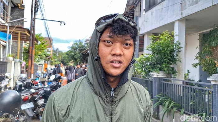 Seorang Bobotoh atau teman Fathir, Muhamad Rafli Saputra (19) saat wawancara bersama awak media.
